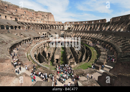 I turisti che visitano il Colosseo Roma Italia Foto Stock