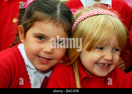 2 giovani gli allievi della scuola primaria, Middlesex, Regno Unito. Foto Stock