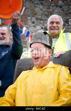 Nuovo Kig di Piel Steve Chattaway dopo essere imbevuta con la birra come parte del re di Piel incoronazione Foto Stock