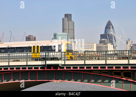 Blackfriars Railway Bridge crossing Fiume Tamigi con i mezzi di trasporto pubblico di passeggeri in partenza treno Blackfriars Station con la City di Londra REGNO UNITO Foto Stock