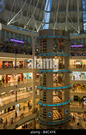 Asia, Malaysia, Selangor Stato, Kuala Lumpur, a interno di un moderno complesso di shopping ai piedi delle Torri Petronas Foto Stock