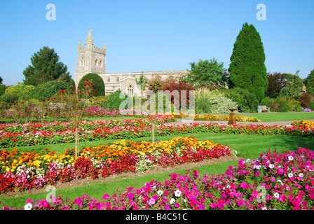 Giardini della Rimembranza e Chiesa di Santa Maria, Old Amersham, Buckinghamshire, Inghilterra, Regno Unito Foto Stock