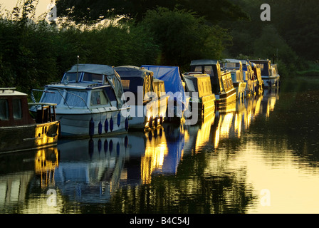 Tramonto su Bridgewater Canal a Grappenhall vicino a Warrington Cheshire. Foto Stock