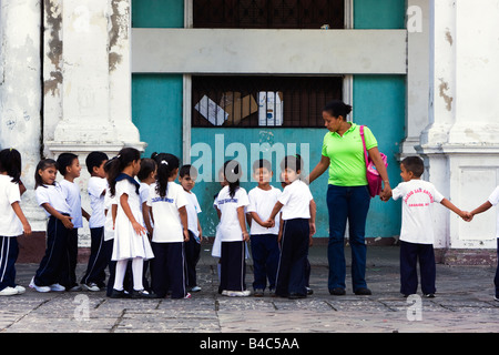 Un gruppo di ragazzi a tenere le mani durante una gita scolastica a Granada Nicaragua Foto Stock