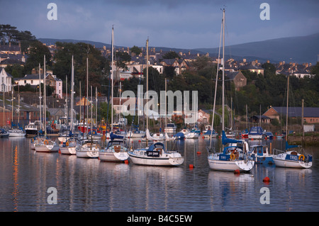 Yacht e Barche nutrite sul fiume Seiont, Caernarfon, il Galles del Nord Foto Stock