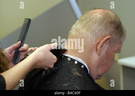 Collo di rasatura dopo il taglio di capelli Foto Stock