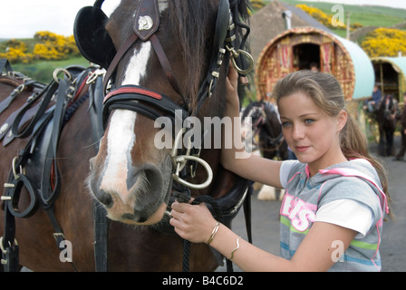 Romany Zingari guidare le loro carovane colorate sulla strada a Appleby Horse Fayre. L'area Middlands, U.K. Foto Stock