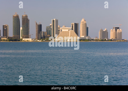 Il Qatar, il Medio Oriente e penisola arabica, Doha skyline della citta', West Bay financial district visto dal Corniche Foto Stock