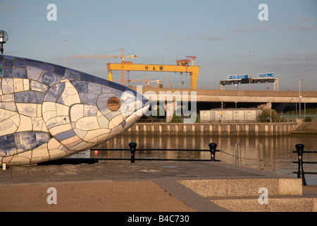 Il grande pesce Salmone scultura di Giovanni gentilezza accanto al fiume Lagan in Belfast City Centre Irlanda del Nord Regno Unito Foto Stock