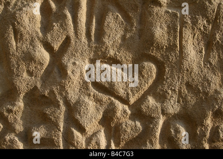 Cuore scolpito sulla roccia dal mare Foto Stock