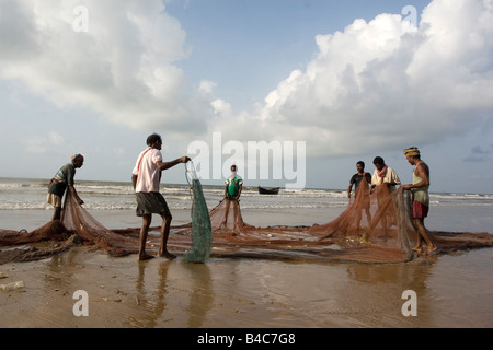 Un pescatore impegnato in attività di pesca a Digha,West Bengal,l'India Foto Stock