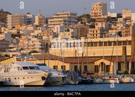 Yacht di lusso e di incrociatori in inizio di mattina di sole a Lavrio porto cittadino Mar Egeo Grecia continentale Foto Stock