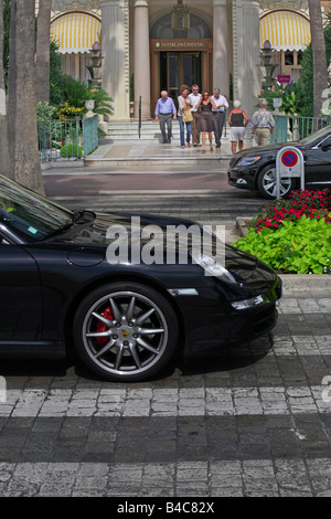 Una Porsche passando il Carlton Hotel, Cannes, Cote D'Azur, in Francia Foto Stock