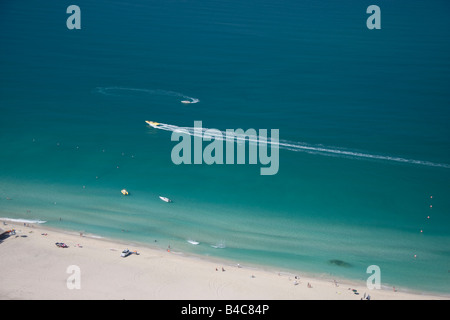 Vista del mare da alto edificio di appartamenti Foto Stock