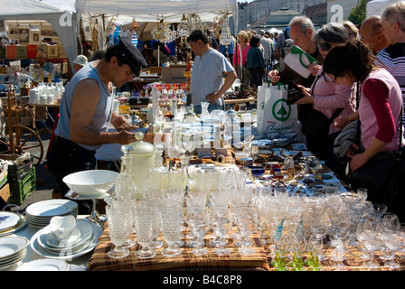 Stand con antichità e cose vecchie nel mercato Naschmarkt Vienna Austria Foto Stock