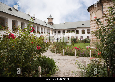 Cozia Transilvania Romania Europa xiv secolo il monastero fortificato composto passerella edifici nella parte interna del quadrangolo gardens Foto Stock