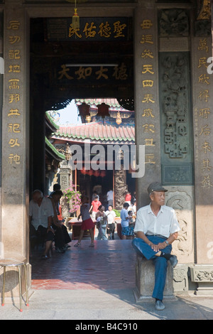 Anziani di sesso maschile seduto ad ingresso a Tian Ho tempio, Lugang, Changhua, Taiwan, Repubblica della Cina (ROC) Foto Stock