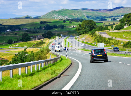 Auto che guidano il Regno Unito, sulla strada a doppia carreggiata A66 attraverso i Pennines verso la Cumbria, in Inghilterra, in estate Foto Stock