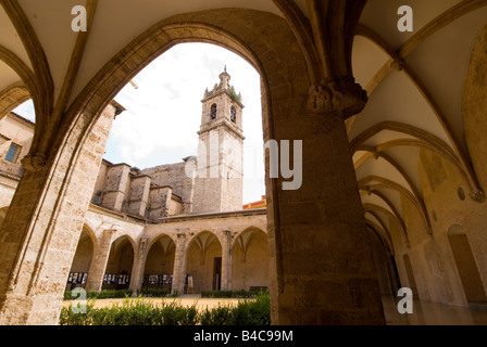 Chiostro Gotico all'interno del Monastero reale di Nuestra Señora del Carmen ora il centro museale del Carme di Valencia Spagna Foto Stock