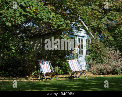 Due sedie a sdraio sul prato davanti casa estiva nel giardino inglese HAPPISBURGH NORFOLK England Regno Unito Foto Stock