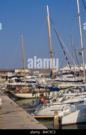 Luxury Yacht ormeggiati nel Porto di Lavrio Grecia continentale del Mar Egeo in Grecia Foto Stock