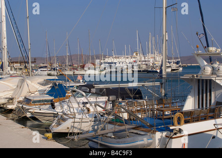 Luxury Yacht ormeggiati nel Porto di Lavrio Grecia continentale del Mar Egeo in Grecia Foto Stock