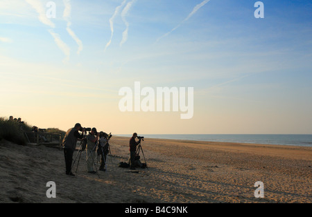 Gli amanti del birdwatching in riva al Titchwell Marsh riserva naturale sulla costa di Norfolk. Foto Stock