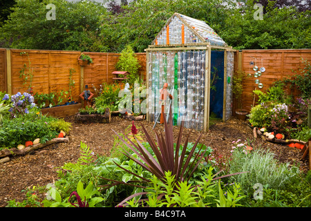 Ecologia giardino con serra dalle bottiglie di plastica, giardino, Ayr, Scotland, Regno Unito Foto Stock