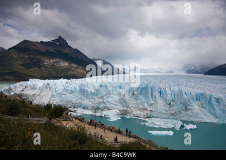 Ghiacciaio Perito Moreno. Ho lasciato il popolo in primo piano per confrontare le enormi dimensioni del ghiacciaio. Foto Stock