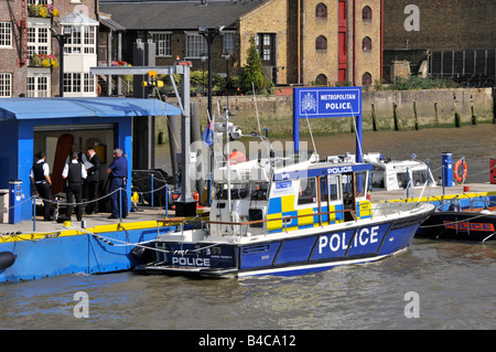 Metropolitan Police at Work lungo il fiume Wapping Police Station piattaforma di attracco in parte sede della polizia fluviale East London Inghilterra Regno Unito Foto Stock