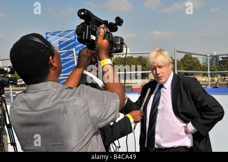 Boris Johnson come sindaco in TV intervista con la stampa e la fotocamera di uomo al di fuori del Municipio di Londra prima di diventare conservatore del Primo Ministro britannico Inghilterra REGNO UNITO Foto Stock