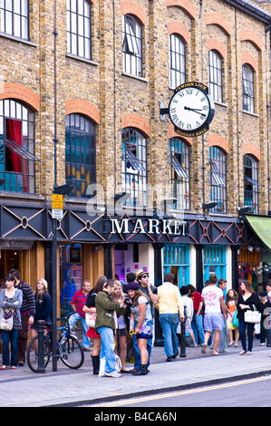 Orologio sul mercato coperto Canden Lock Camden High Street Camden NW1 London Regno Unito Foto Stock