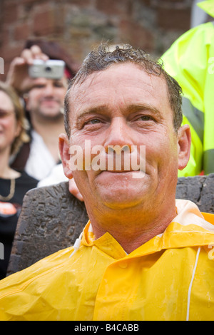 Nuovo Kig di Piel Steve Chattaway dopo essere imbevuta con la birra come parte del re di Piel incoronazione Foto Stock