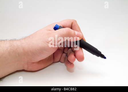 Mano con penna blu su sfondo bianco Foto Stock