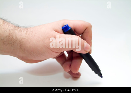 Mano con penna blu su sfondo bianco Foto Stock