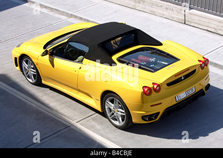 Auto, Ferrari F430 Spider, modello anno 2005-, giallo, cabriolet, la guida in piedi, difesa, diagonale dal retro/oben, posteriore Foto Stock