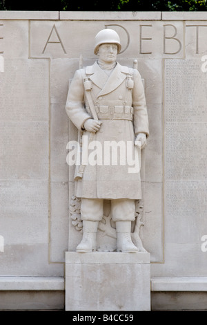 Muro di pietra e soldato scolpito il Cimitero Americano Memorial motivi museo della guerra di Madingley nr Cambridge Foto Stock