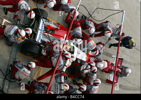 Lo sport del motore, Ralf Schumacher, Toyota, Formel 1 2005, Race Driver, pit stop, Malaysia, fotografo: Daniel Reinhard Foto Stock