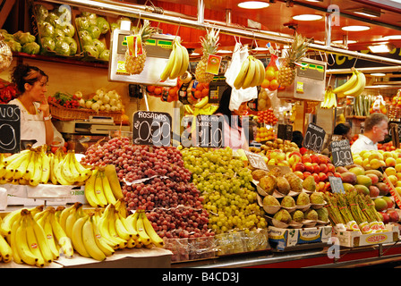 Frutta e verdura in stallo il mercato la Boqueria a Barcellona, Spagna Foto Stock