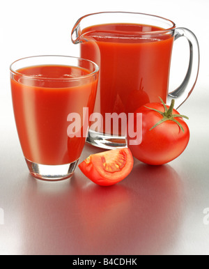 Il vetro e la brocca di succo di pomodoro Foto Stock