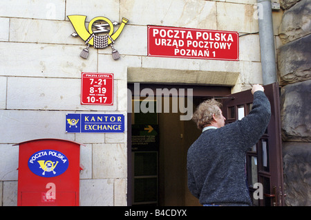 Ingresso di un ufficio postale, Poznan, Polonia Foto Stock