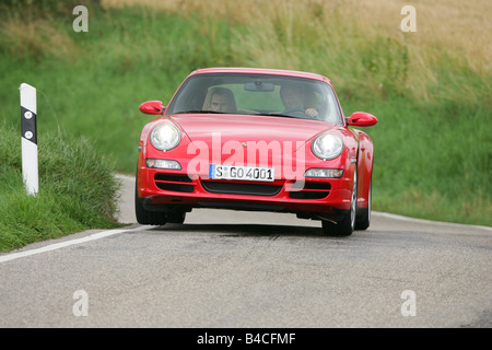 Porsche 911 Carrera 4S, modello anno 2005-, rosso, guida, diagonale dalla parte anteriore, vista frontale, country road Foto Stock