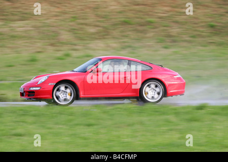 Porsche 911 Carrera 4S, modello anno 2005-, rosso, guida, vista laterale, country road Foto Stock