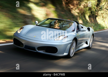 Auto, Ferrari F430 Spider F1, modello anno 2005-, argento, convertibili, guida, diagonale dalla parte anteriore, vista frontale, country road Foto Stock