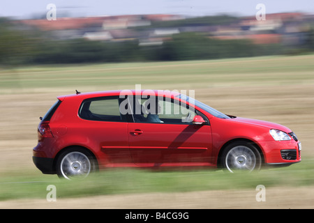 Auto VW Volkswagen Golf GT, modello anno 2005-, Limousine, inferiore di medie dimensioni di classe, rosso, guida, vista laterale, country road Foto Stock