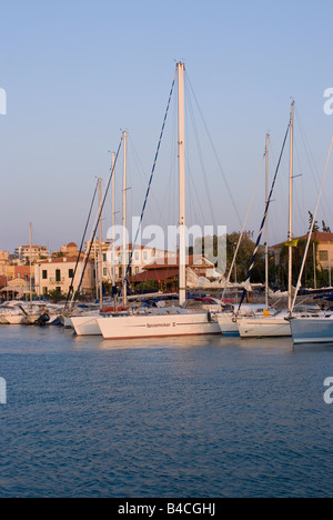 Yacht di lusso e di incrociatori in inizio di mattina di sole a Lavrio porto cittadino Mar Egeo Grecia continentale Foto Stock