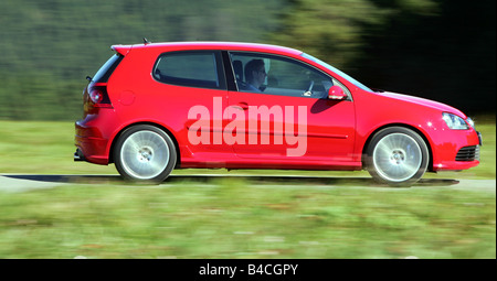 VW Volkswagen Golf R32, modello anno 2005-, rosso, guida, vista laterale, country road Foto Stock