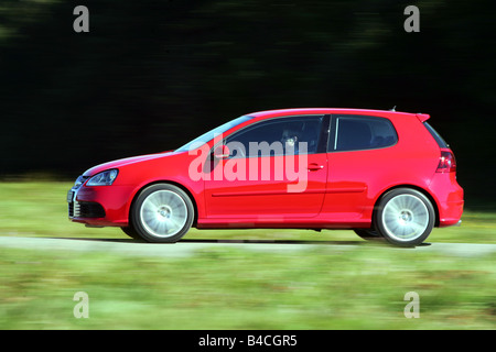 VW Volkswagen Golf R32, modello anno 2005-, rosso, guida, vista laterale, country road Foto Stock