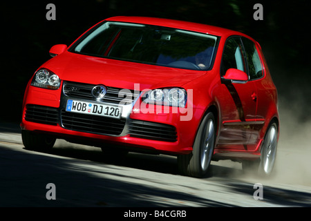 VW Volkswagen Golf R32, modello anno 2005-, rosso, guida, diagonale dalla parte anteriore, vista frontale, country road Foto Stock