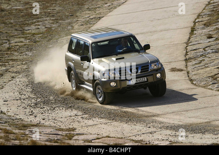 Auto Nissan Patrol, cross country il veicolo e il modello anno 1997-, argento-beige, fulvo, guida, diagonale dalla parte anteriore, vista frontale Foto Stock